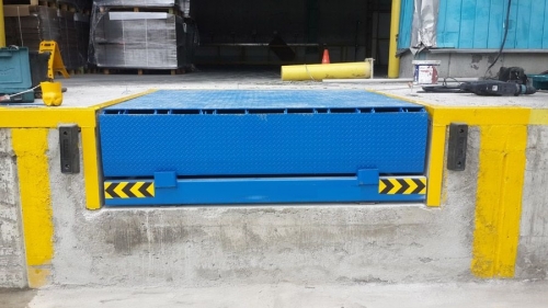 HINGED LOADING RAMP